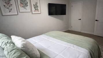 1 habitación, tabla de planchar con plancha y cuna de viaje