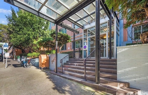 New Condo DT Seattle. Free parking, fast wifi & Across The street from Con Cent!