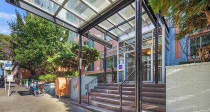 New Condo DT Seattle. Free parking, fast wifi & Across The street from Con Cent!
