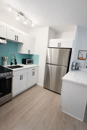 Kühlschrank, Mikrowelle, Ofen, Herdplatte