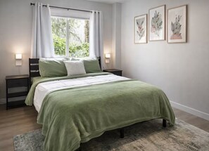 1 habitación, tabla de planchar con plancha y cuna de viaje