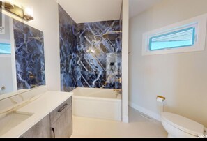 Haartrockner, Handtücher, Seife, Toilettenpapier