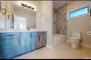 Haartrockner, Handtücher, Seife, Toilettenpapier