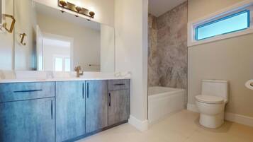 Haartrockner, Handtücher, Seife, Shampoo