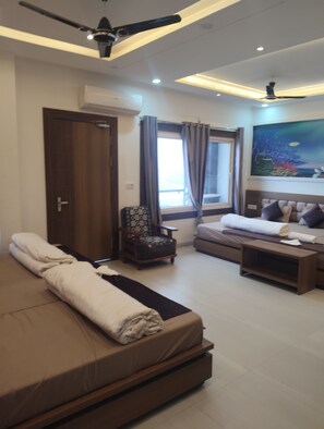 Deluxe Room, City View | Laptop workspace