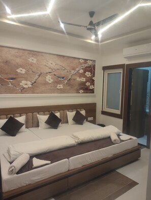 Deluxe Triple Room | Laptop workspace - Shri Ramya Dham (Mathura)