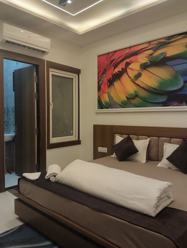 Deluxe Double or Twin Room | Laptop workspace - Shri Ramya Dham (Mathura)