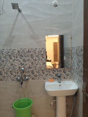 Deluxe Triple Room | Bathroom | Shower, towels - Shri Ramya Dham (Mathura)