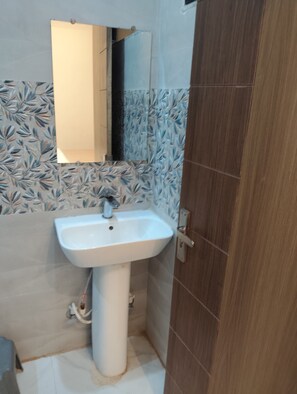 Een douche, handdoeken