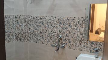 Deluxe Room, City View | Bathroom