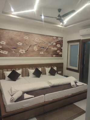 Deluxe Triple Room | Laptop workspace - Shri Ramya Dham (Mathura)