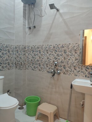 Habitación cuádruple Deluxe | Baño | Regadera y toallas 