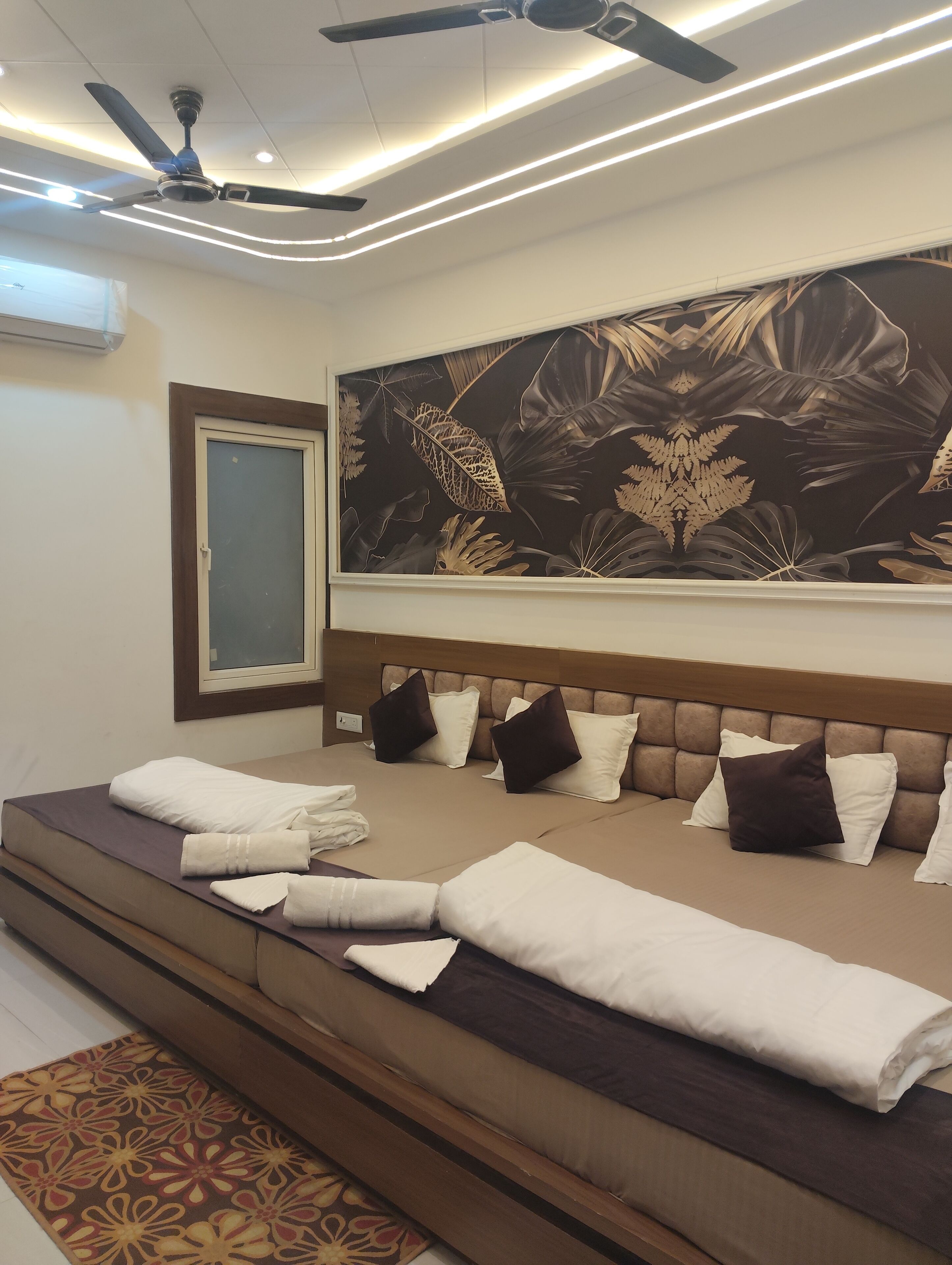 Habitación cuádruple Deluxe | Espacio para trabajar con laptop 