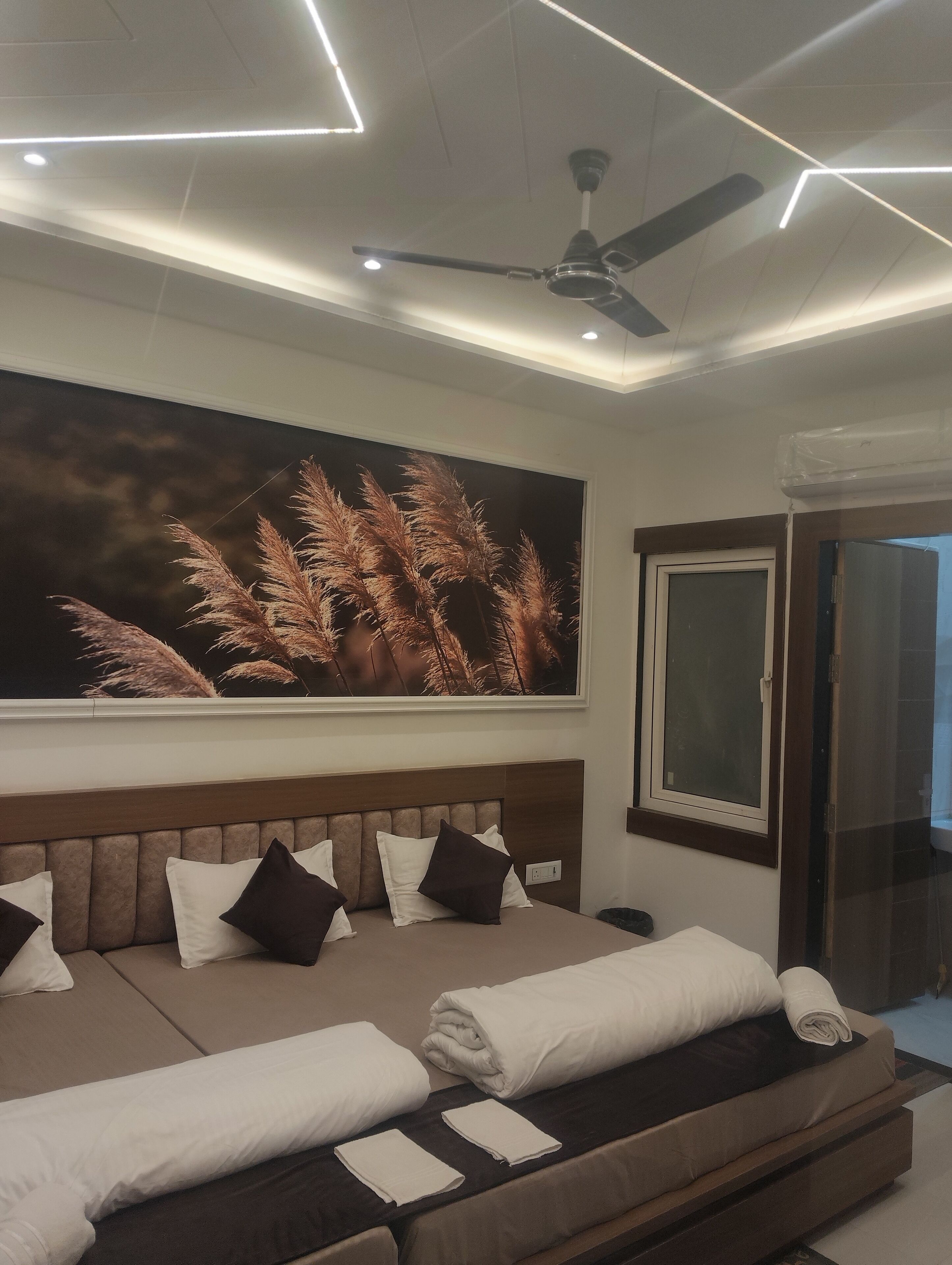 Habitación triple Deluxe | Espacio para trabajar con laptop 