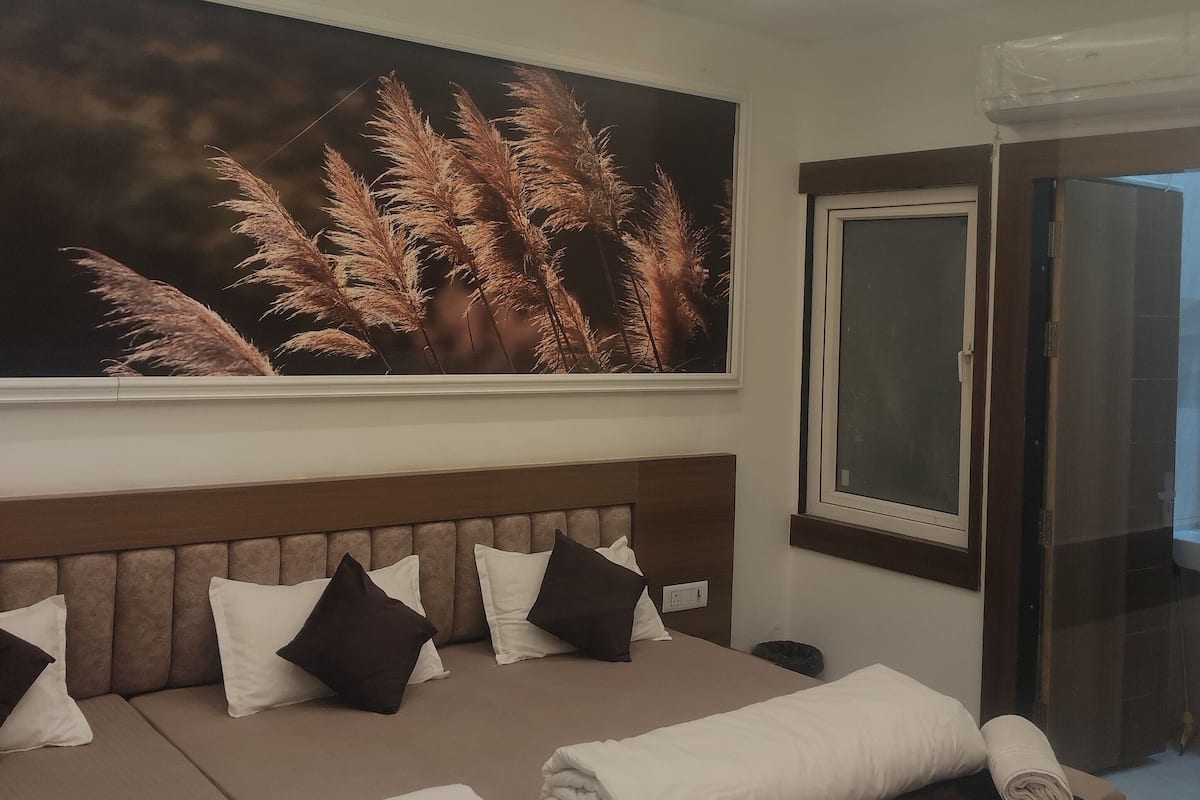 Habitación triple Deluxe | Espacio para trabajar con laptop