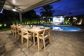A heated pool - Old Town | Pickleball • Pool • Spa • Putt • Firepit | Sleeps 16 (Scottsdale)