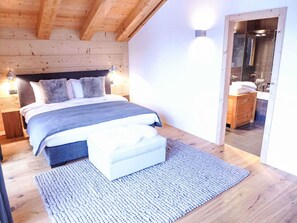 Travel cot, free WiFi