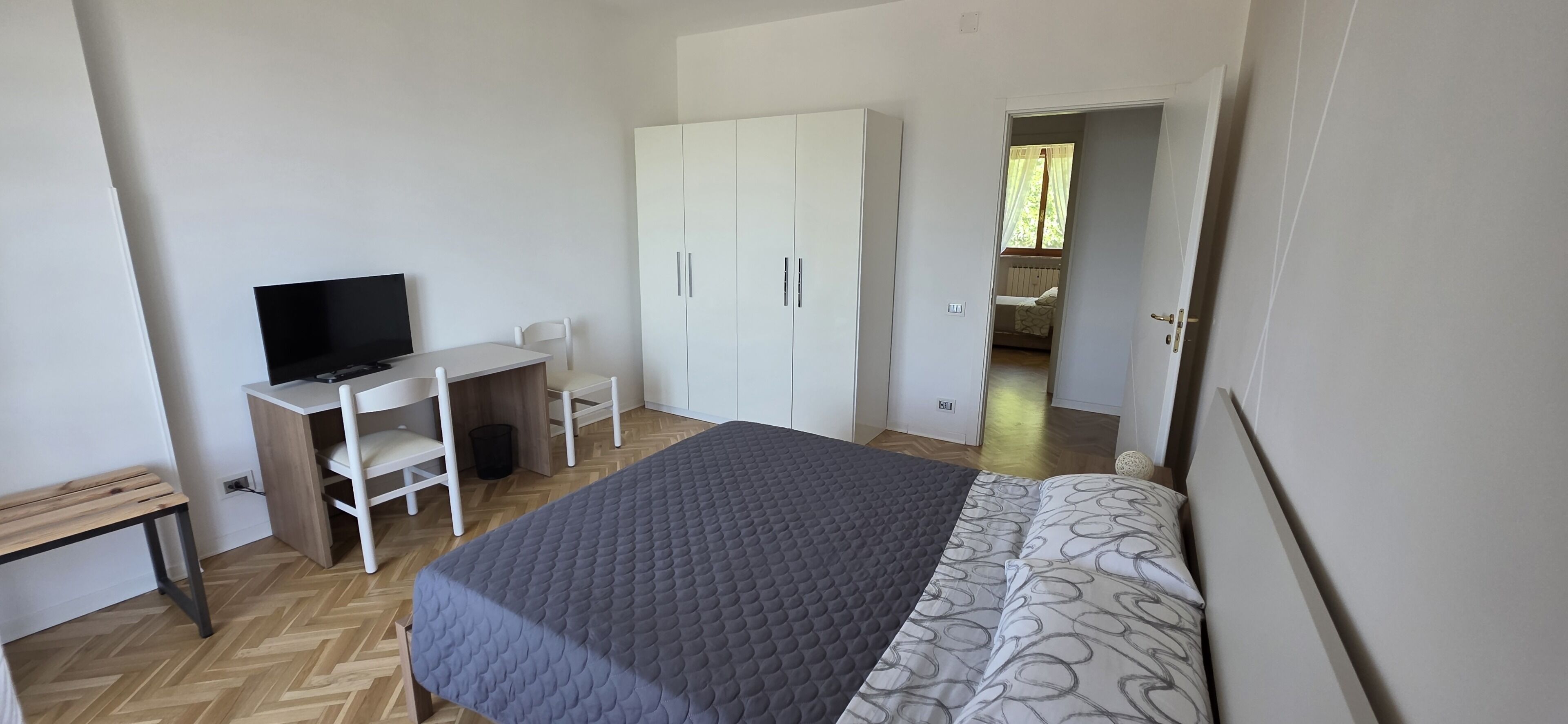 3 camere, una scrivania, ferro/asse da stiro, culla da viaggio