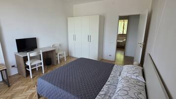 3 camere, una scrivania, ferro/asse da stiro, culla da viaggio
