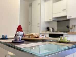 Kühlschrank, Ofen, Wasserkocher mit Kaffee-/Teezubehör, Toaster