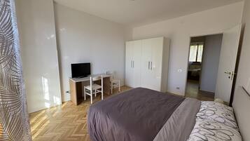 Skrivebord, strygejern/strygebræt, weekendseng, gratis Wi-Fi