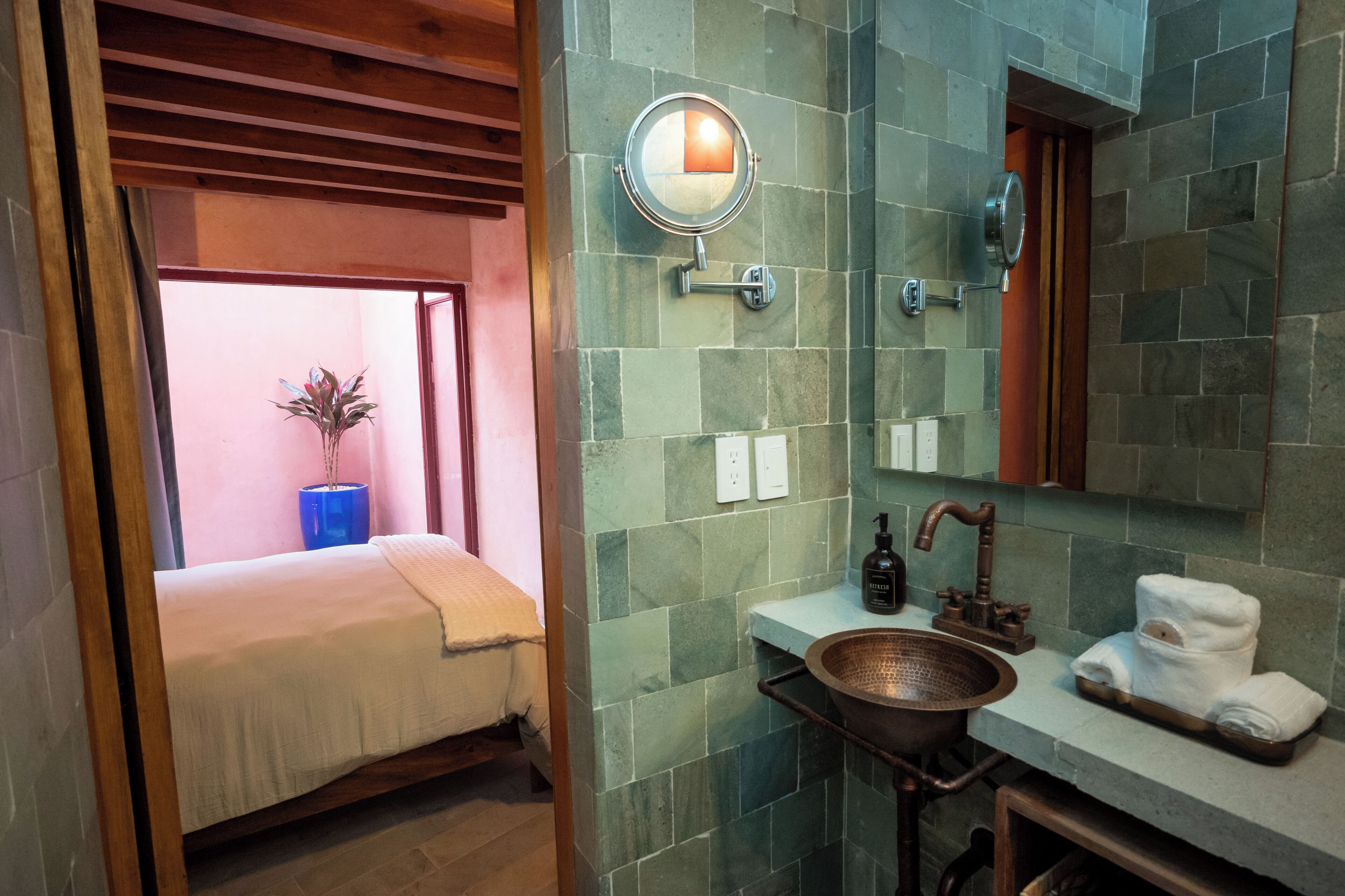 Caja de seguridad en la habitación, cortinas blackout y wifi gratis 