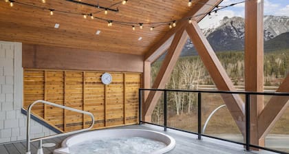 4BR Getaway with MTN View, Balcony Near DT & Banff!