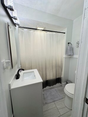 Haartrockner, Handtücher, Seife, Shampoo