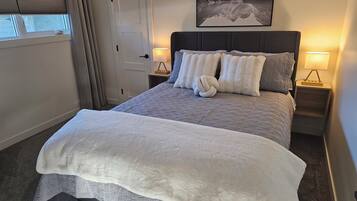 2 bedrooms, iron/ironing board, internet, bed sheets