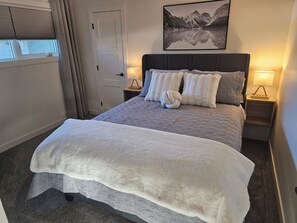 2 bedrooms, iron/ironing board, internet, bed sheets