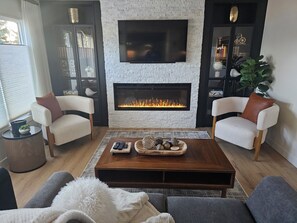 Televisión y chimenea 