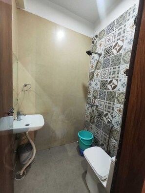 シャワー、バスアメニティ (無料)、タオル、石鹸