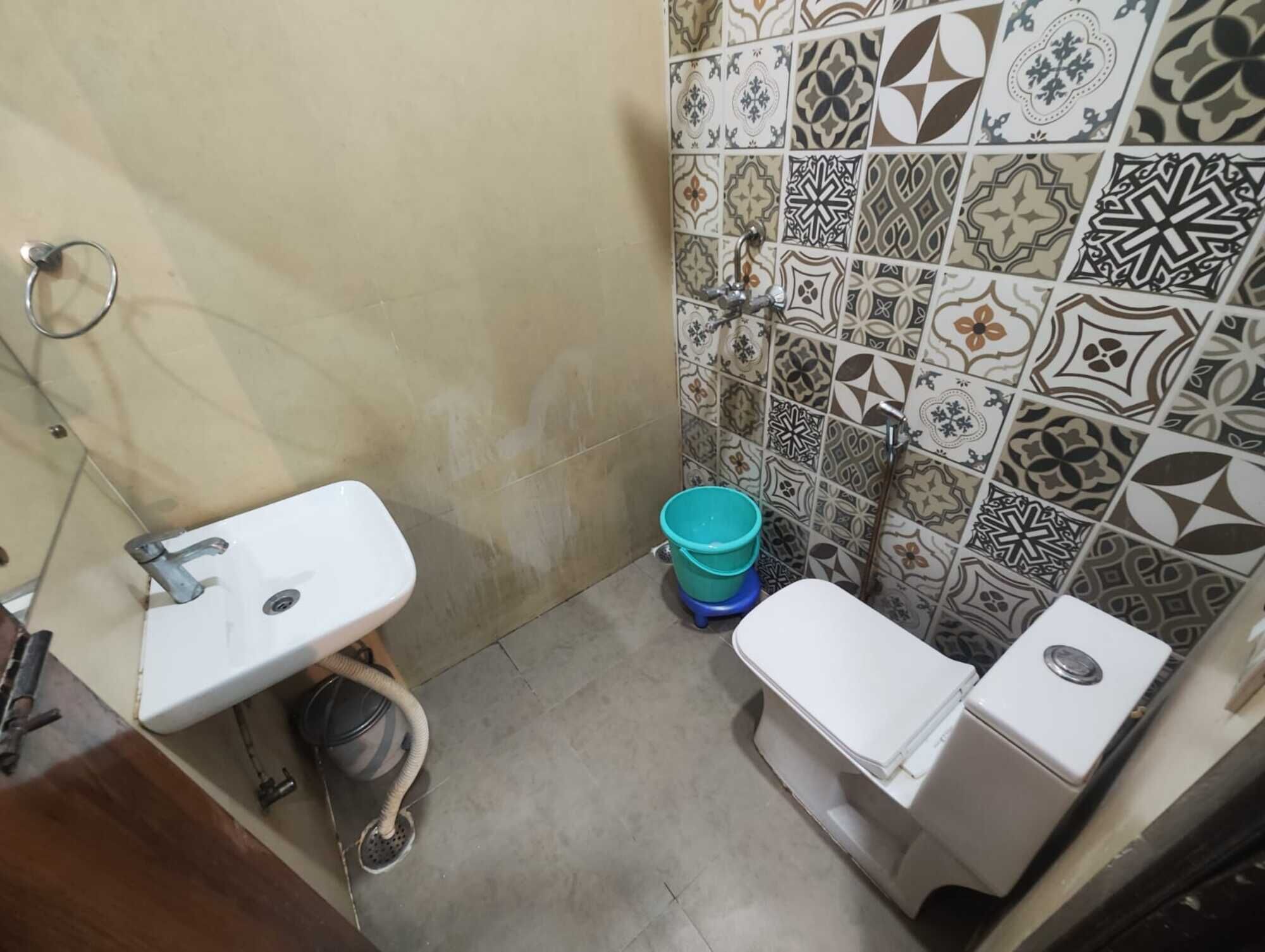 Ducha, artículos de higiene personal gratuitos, toallas y jabón