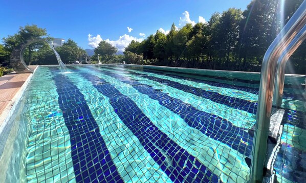 Seasonal outdoor pool, pool umbrellas, sun loungers - dream castle (Wujie Township)