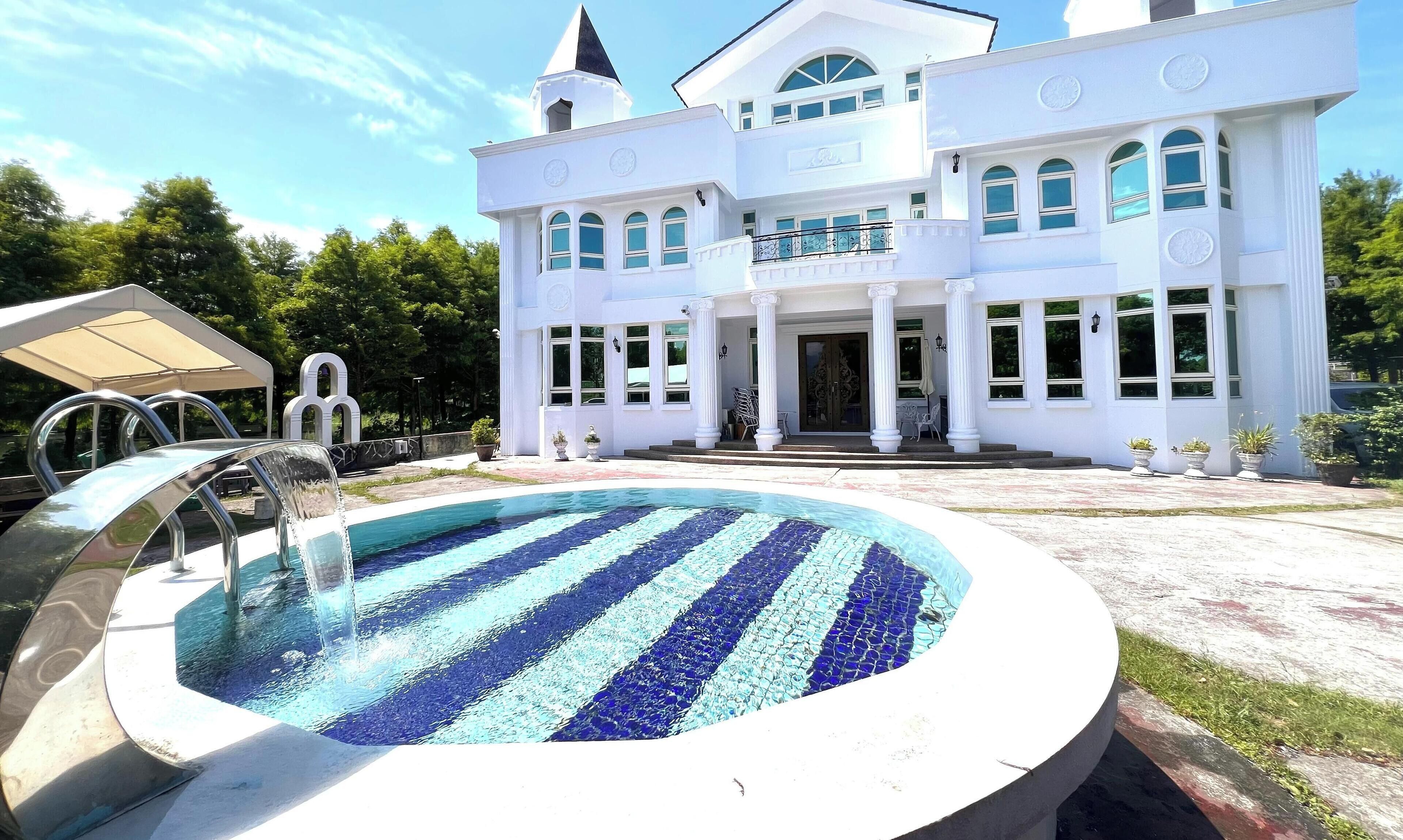 Seasonal outdoor pool, pool umbrellas, sun loungers