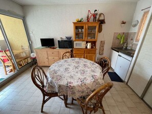 Interior - 2 bedrooms in the heart of the seaside resort, sandy beach (LA SEYNE SUR MER)