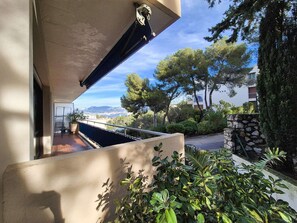 Property grounds - 2 rooms, WIFI, sea view, garden, private parking (ST MANDRIER SUR MER)