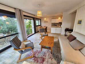 Living area - 2 rooms, WIFI, sea view, garden, private parking (ST MANDRIER SUR MER)