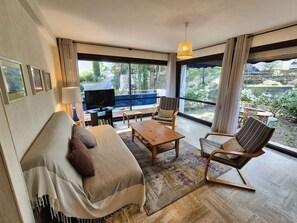 Living area - 2 rooms, WIFI, sea view, garden, private parking (ST MANDRIER SUR MER)