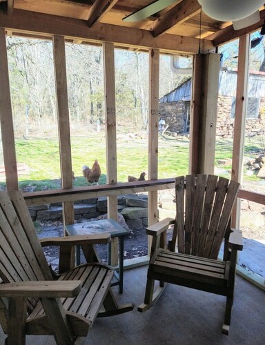 Cozy full bed studio in the country side of peaceful Prairie Grove with AC