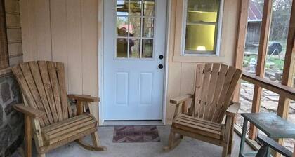 Cozy full bed studio in the country side of peaceful Prairie Grove with AC