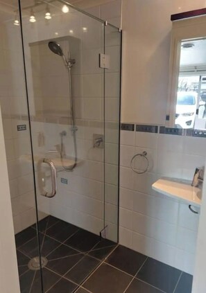 Shower, hair dryer, towels, soap - Tasman Tranquility Cozy family home (Motueka)
