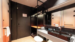 ファミリー スイート | バスルーム | バスアメニティ (無料)、ヘアドライヤー、タオル、シャンプー