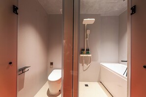 Artículos de tocador gratuitos, secador de pelo, toallas, shampoo