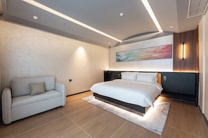 Tabla de planchar con plancha, wifi gratis y ropa de cama 