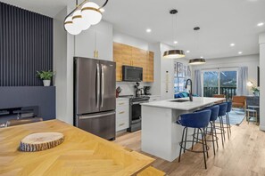 Fridge, microwave, oven, stovetop - Stylish 4BR Near DT with Balcony, Mtn View, Sleeps 14 (Canmore)