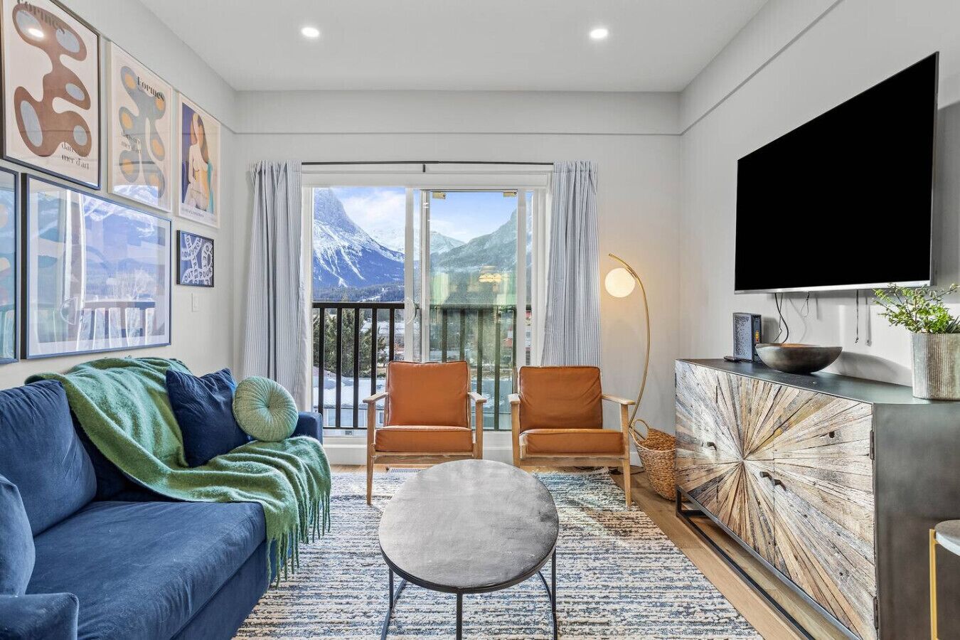 Una televisión, una chimenea