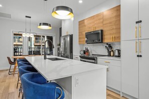 Geladeira, micro-ondas, fogão, cooktop