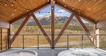 Stylish 4BR Near DT with Balcony, Mtn View, Sleeps 14