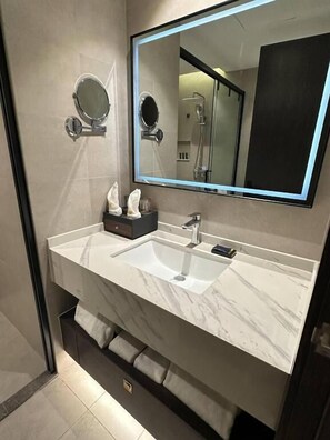 Suite | Bathroom | Bathrobes, slippers